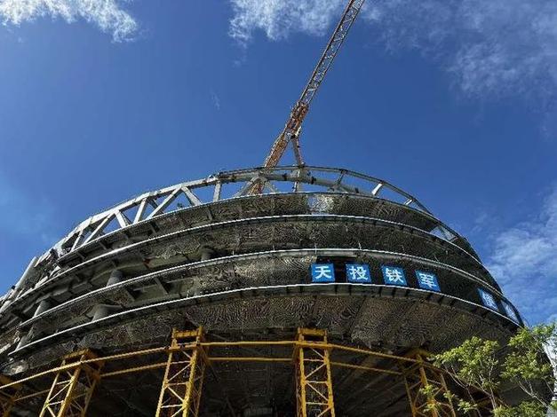 西南首个马蹄状悬挑悬挂结构封顶 砼结构构件的创新突破